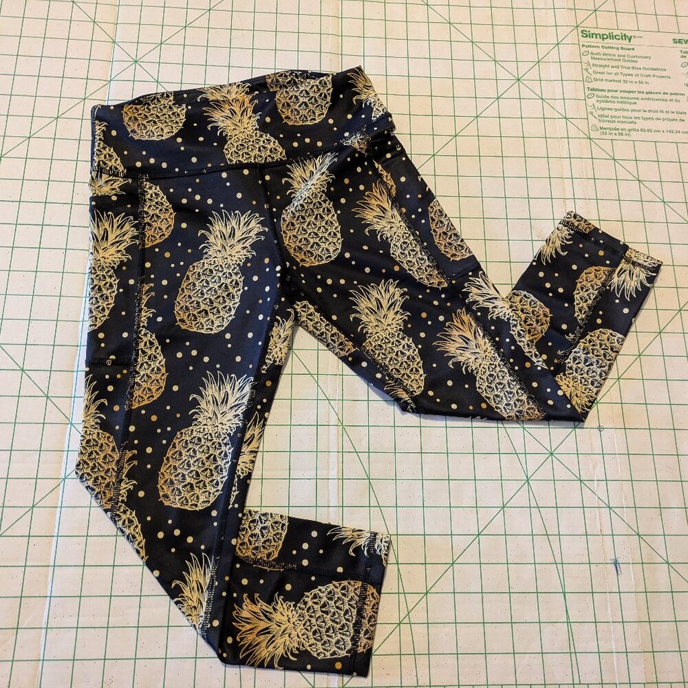 NWOT CVG Fineapple Capri leggings XS pockets